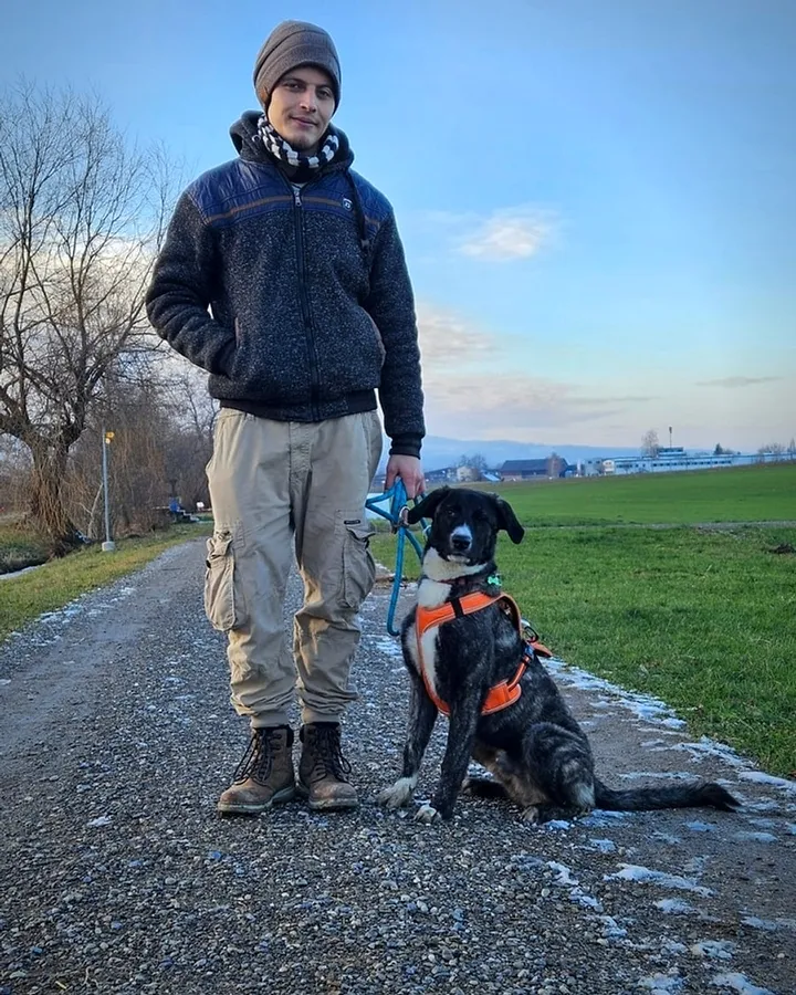 Davide mit einem Hund unterwegs